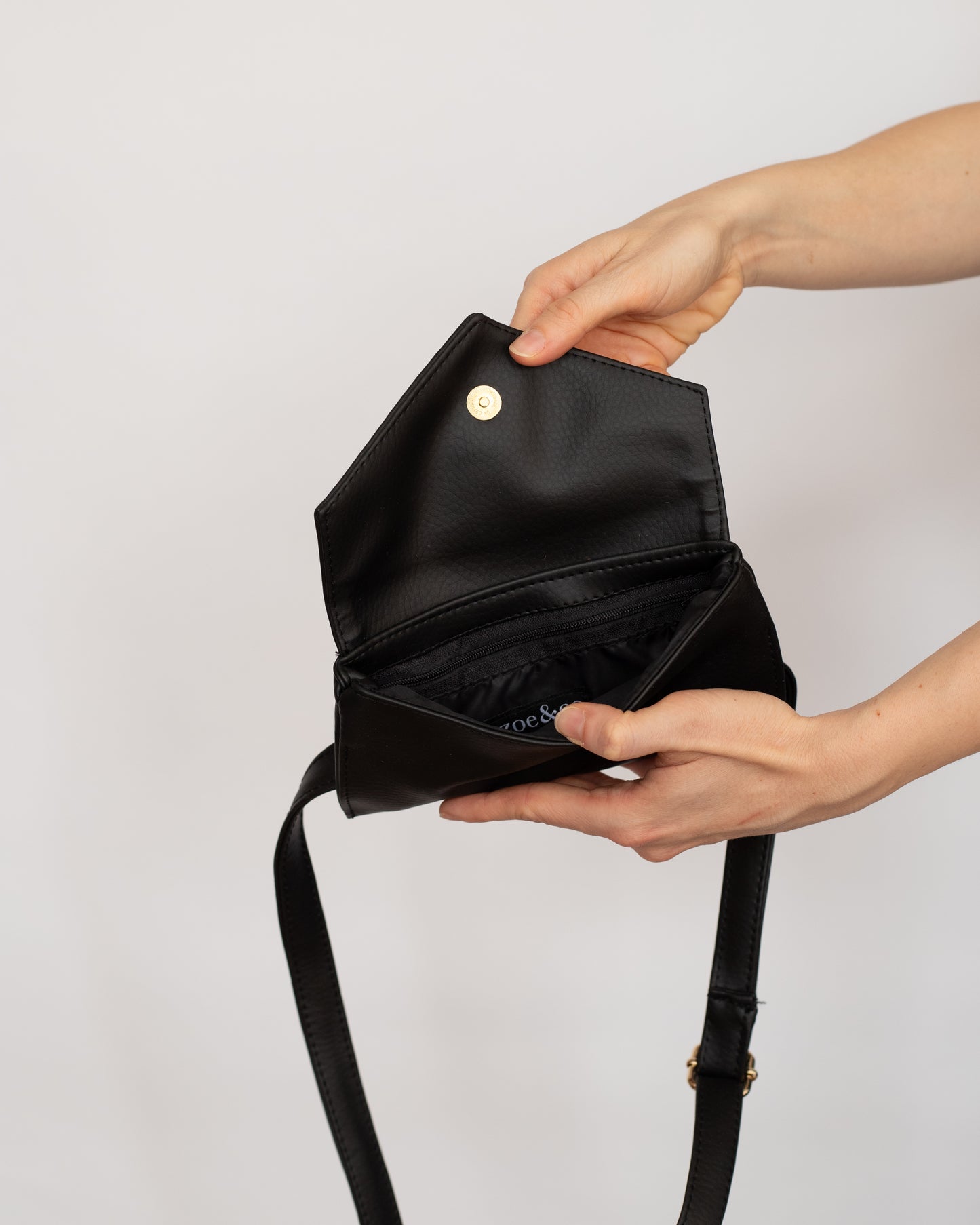 Black Crossbody OUTLET - zoe & co